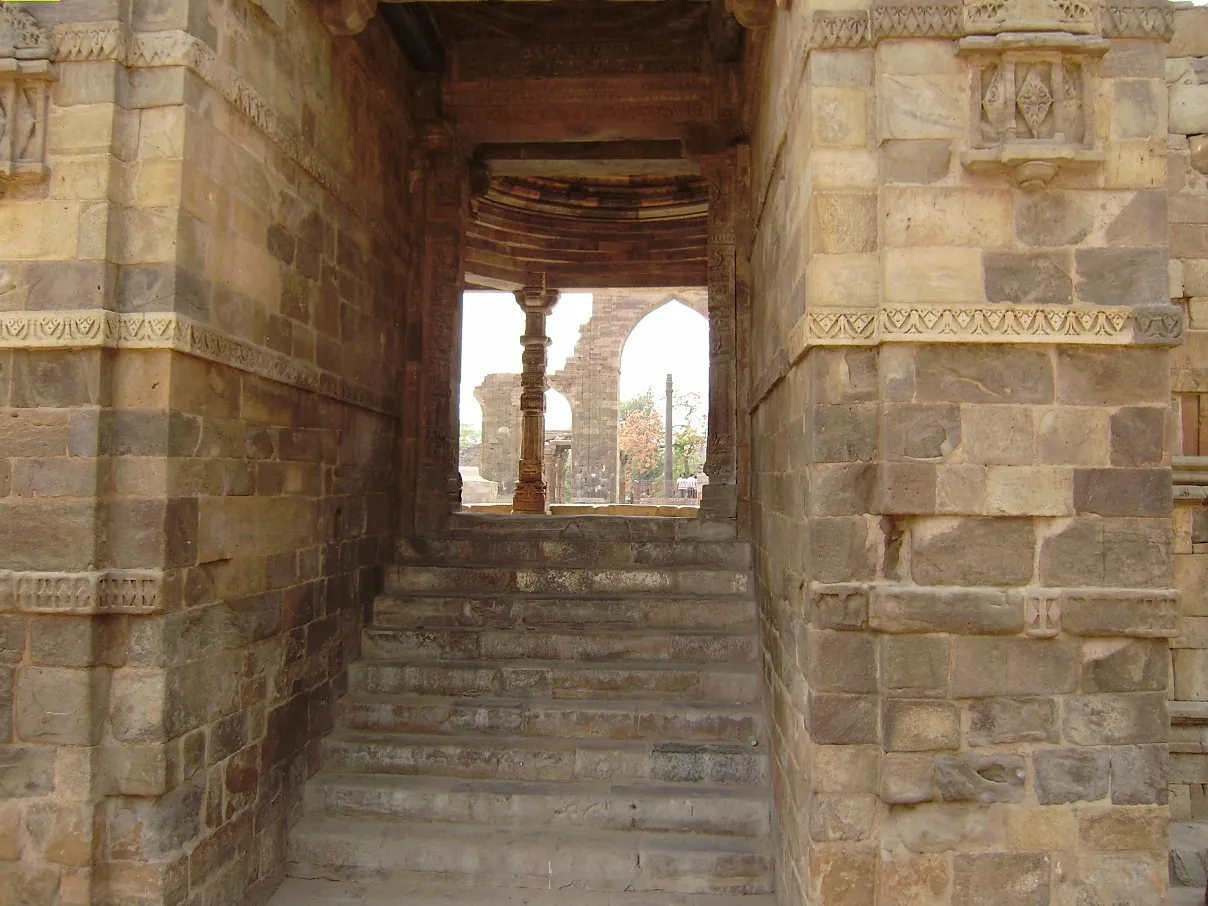Delhi sightseeing — Red Fort, India Gate, Qutub Minar