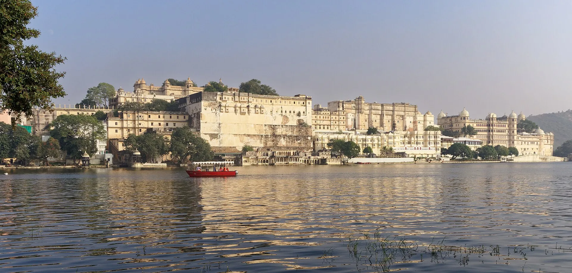 Udaipur sightseeing — City Palace, Lake Pichola, Jag Mandir